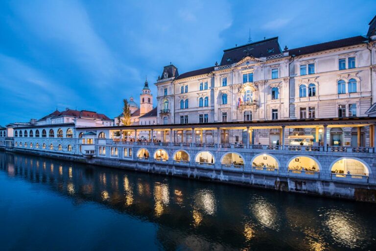 Ljubljana-Old-city-centre-of-Ljubljana-by-night-ah-06_resize